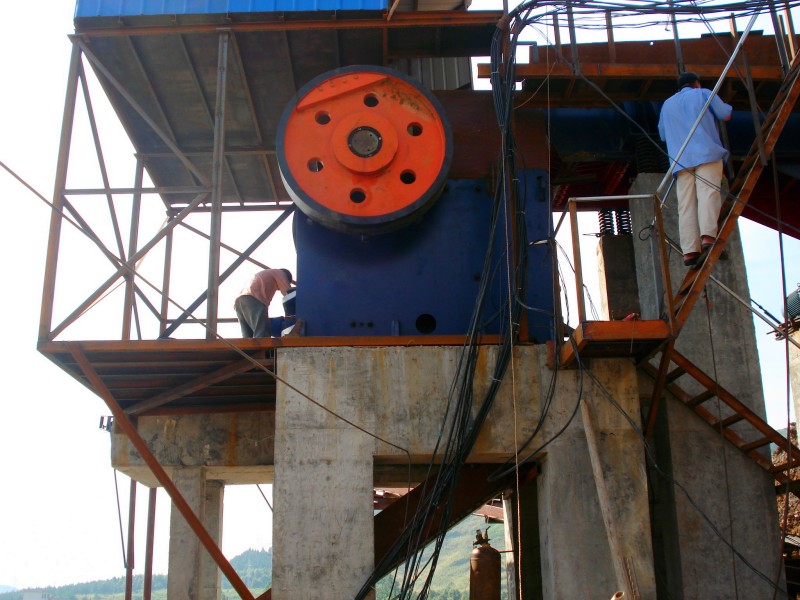 降低破碎設(shè)備磨損的有效措施：延長設(shè)備壽命，提高生產(chǎn)效率